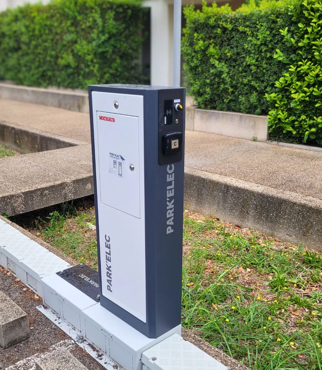 Borne Park’Elec Michaud sur pied en parking extérieur